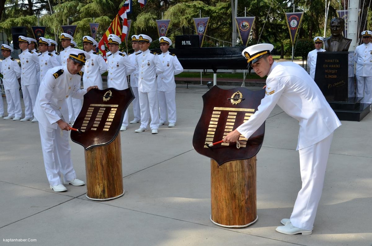 Genç denizaltıcılar brövelerini aldı